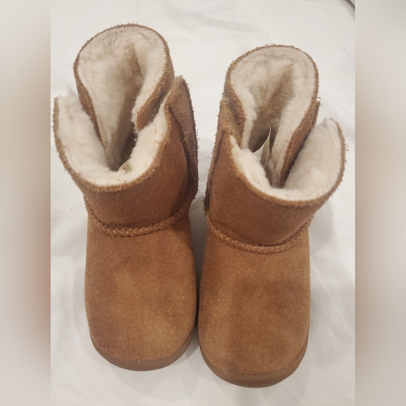 UGG Kids Boots in Tan with Plush Lining - Picture 1 of 9